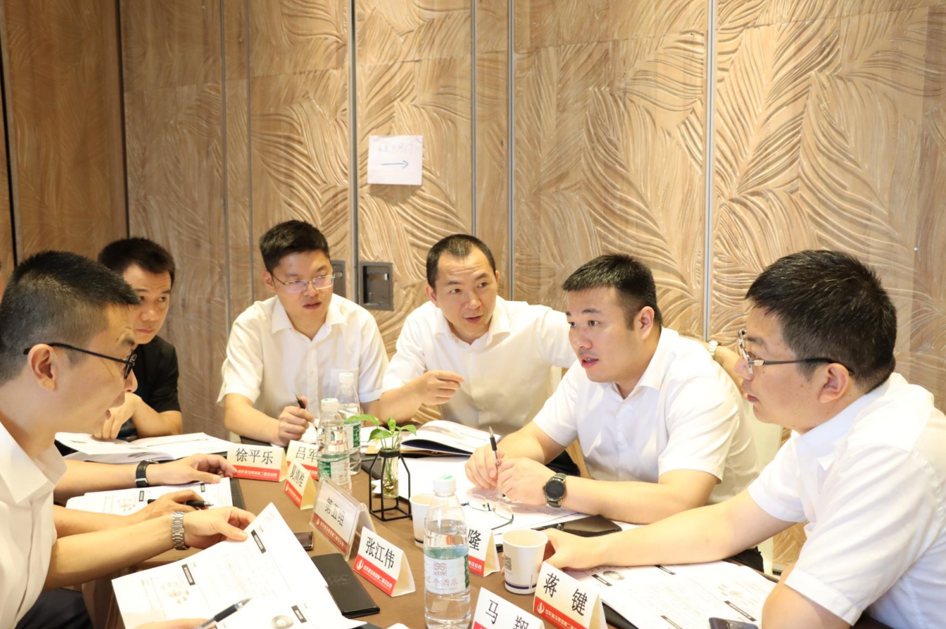 2021年6月25日-26日，ag尊龙登陆入口z6mg二建组织开展了2021年中高层主管执行力培训。本次培训特邀清华、北大、上海交大总裁班讲师，中国企业家协会特聘高级讲师许晋老师进行授课。