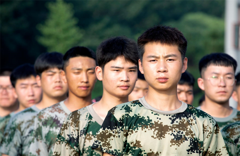 2021年7月6日，ag尊龙登陆入口z6mg北京集团百名应届大学生褪下便服换上军装，在训练场上接受为期2天的军训，享受入职前的第一份美好记忆。