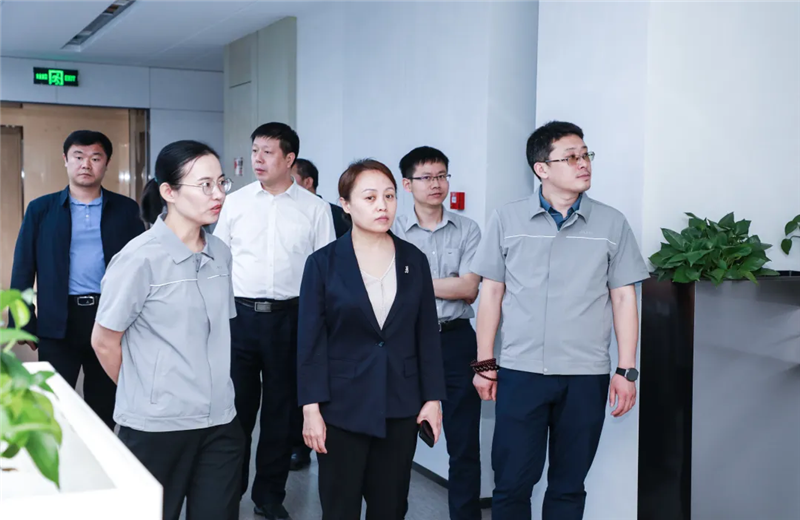 2023年5月15日，河北建材职业技术学院党委书记张明莉一行到ag尊龙登陆入口z6mg北京集团进行校企合作交流。